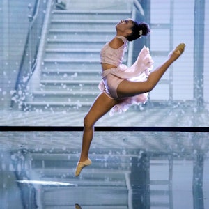 Ballerina Vitória Bueno ist ohne Arme auf die Welt gekommen: Beim Supertalent 2021 begeisterte sie nicht nur die Jury.