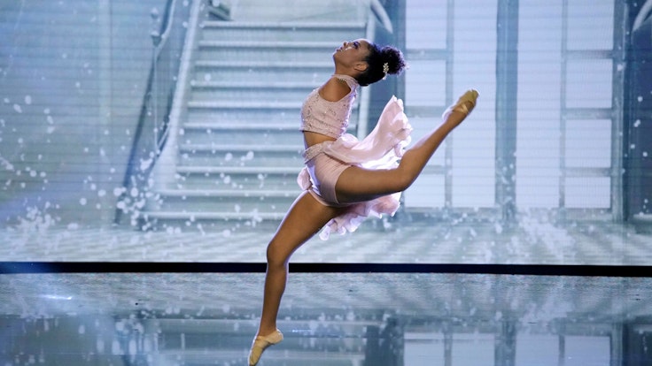 Ballerina Vitória Bueno ist ohne Arme auf die Welt gekommen: Beim Supertalent 2021 begeisterte sie nicht nur die Jury.