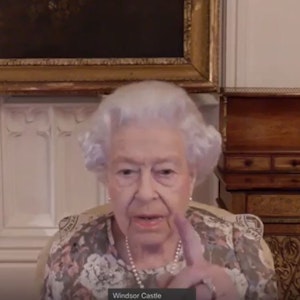 Das Standbild eines Videos, dass vom Buckingham Palast herausgegeben wurde, zeigt Königin Elizabeth II., die während einer virtuellen Audienz mit der designierten Generalgouverneurin von Neuseeland Kiro spricht. Königin Elizabeth II. gab von Schloss Windsor aus eine virtuelle Audienz. +++ dpa-Bildfunk +++