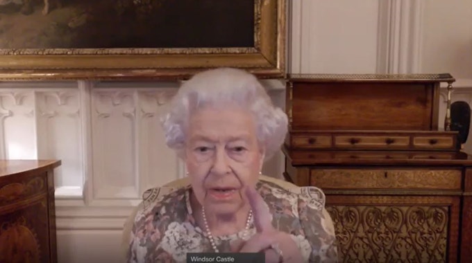 Das Standbild eines Videos, dass vom Buckingham Palast herausgegeben wurde, zeigt Königin Elizabeth II., die während einer virtuellen Audienz mit der designierten Generalgouverneurin von Neuseeland Kiro spricht. Königin Elizabeth II. gab von Schloss Windsor aus eine virtuelle Audienz. +++ dpa-Bildfunk +++