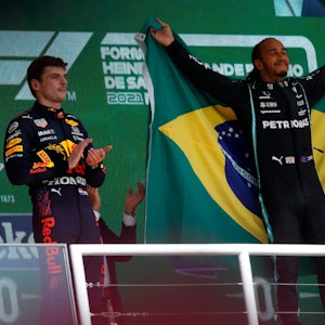 Lewis Hamilton feiert mit Brasilien-Flagge, Max Verstappen steht daneben