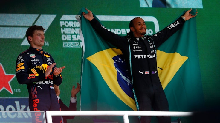 Lewis Hamilton feiert mit Brasilien-Flagge, Max Verstappen steht daneben