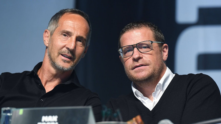 Adi Hütter (l.) und Max Eberl (r.) am 10. August 2021 als Trainer und Sportdirektor auf der Mitgliederversammlung von Borussia Mönchengladbach. imago images/Revierfoto