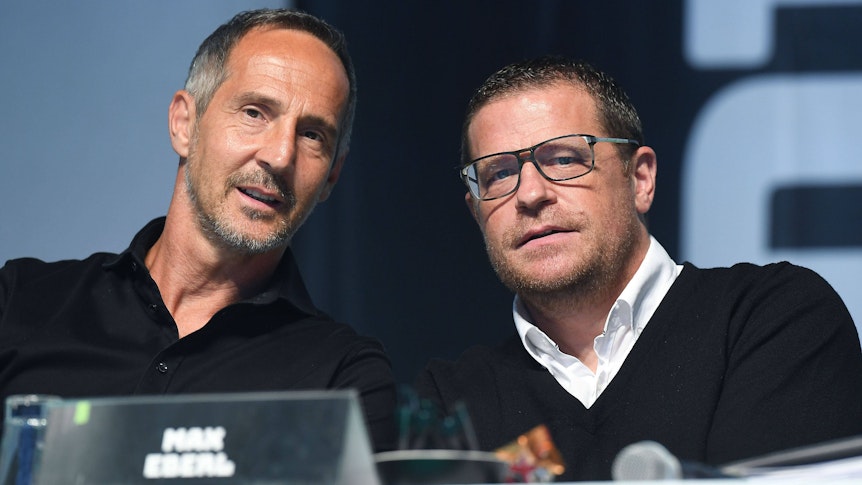 Ex-Gladbach-Entscheider: Der ehemalige Borussia-Manager Max Eberl (r.) und Trainer Adi Hütter (l.), hier zu sehen am 10. August 2021 bei der Mitgliederversammlung im Borussia-Park. Die beiden schauen in die Kamera des Fotografen.