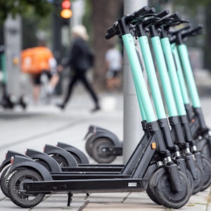 E-Scooter dürfen in Paris ab sofort nur noch auf maximal zehn Kilometer pro Stunde beschleunigen.