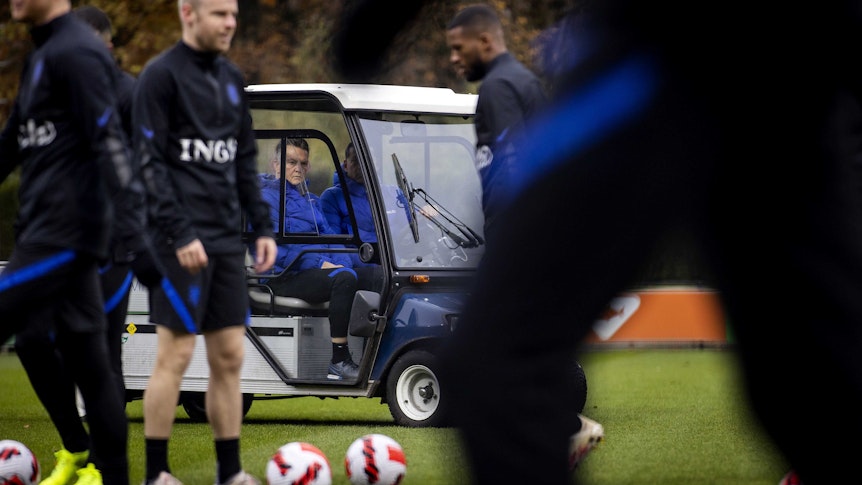 Louis van Gaal sitzt beim Training der Niederlande in einem Golf-Cart.