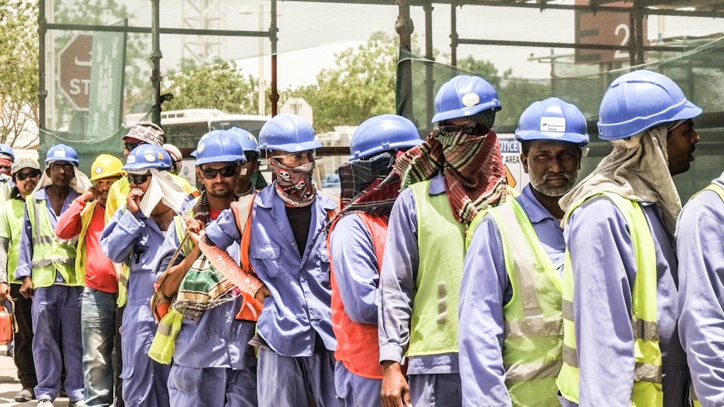 Gastarbeiter, die am Stadionbau für die Fußball-Weltmeisterschaft 2022 mitarbeiten, am 7. Mai 2015 in Doha, Katar, bei der Essensausgabe.&nbsp;
