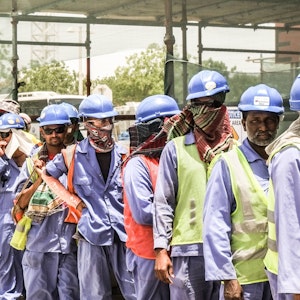 Gastarbeiter, die am Stadionbau für die Fußball-Weltmeisterschaft 2022 mitarbeiten, am 7. Mai 2015 in Doha, Katar, bei der Essensausgabe.