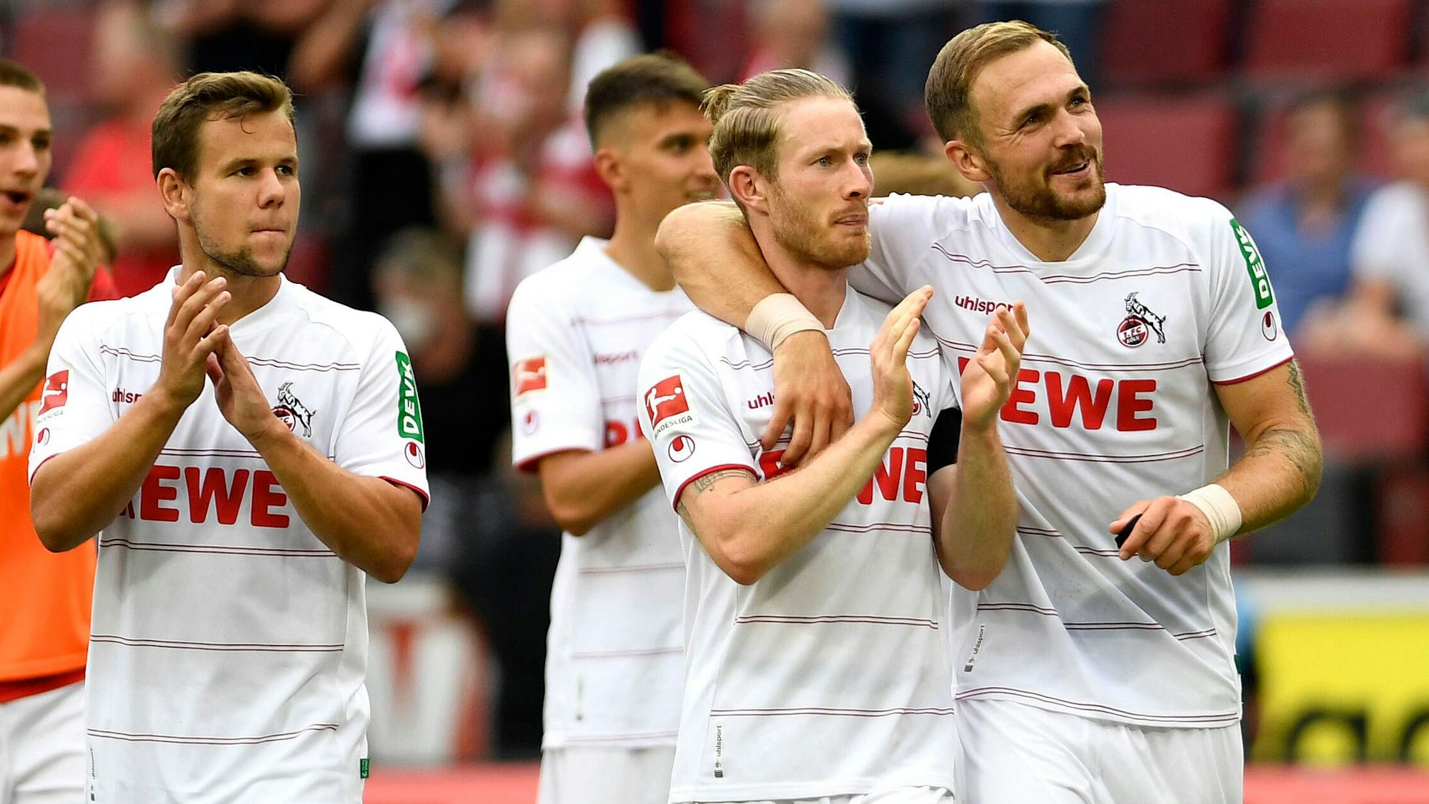 Rafael Czichos, Florian Kainz und Louis Schaub feiern den Heimsieg des 1. FC Köln gegen Hertha BSC.