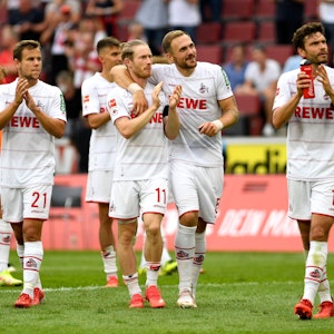 Rafael Czichos, Florian Kainz und Louis Schaub feiern den Heimsieg des 1. FC Köln gegen Hertha BSC.
