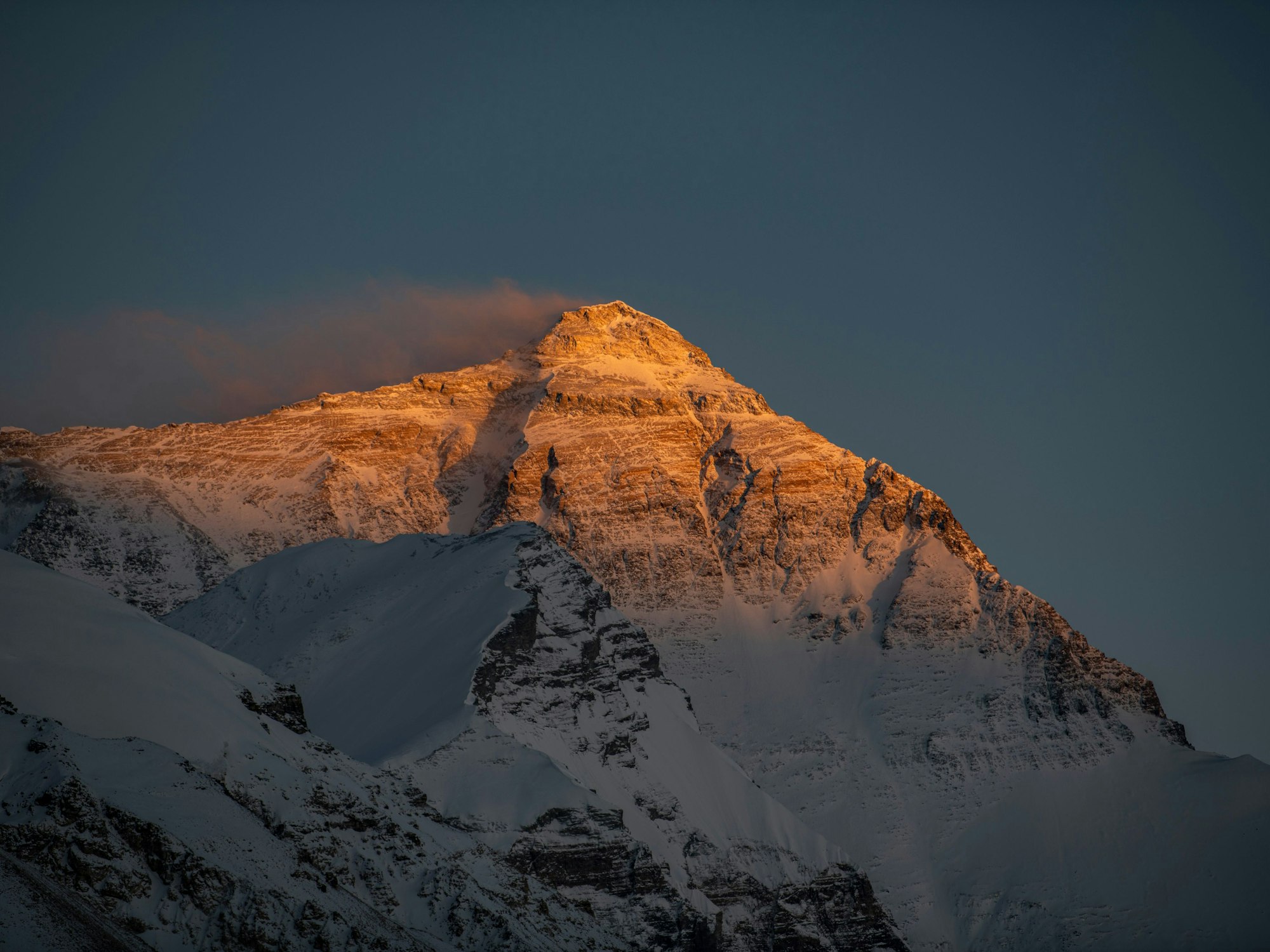 Der Gipfel des Mount Everest ist am 4. Mai 2020 im Sonnenuntergang zu sehen.