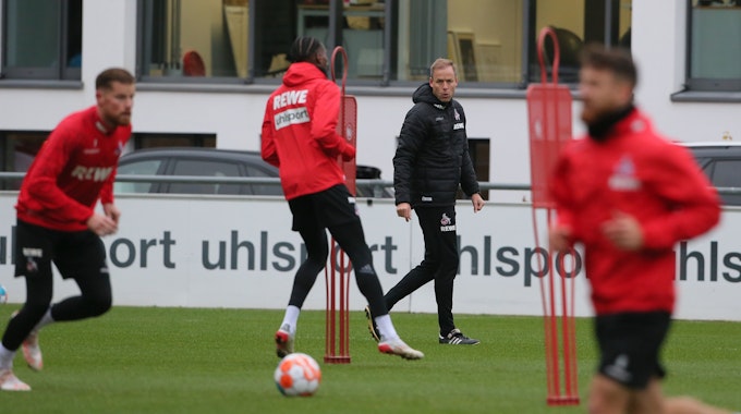 Kevin McKenna leitet das Training des 1. FC Köln.