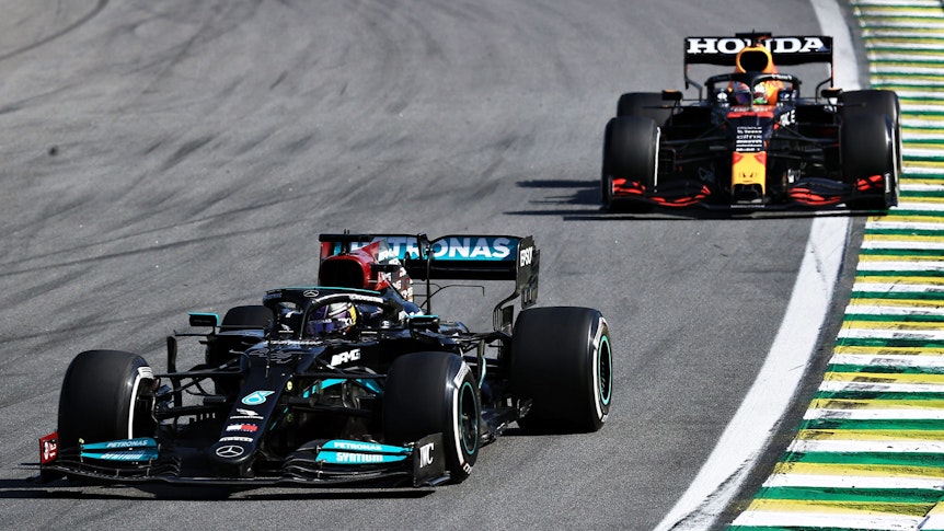 Lewis Hamilton fährt in der Formel 1 vor Max Verstappen.