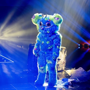 Mülli Müller steht in der „ProSieben“-Show „The Masked Singer“ auf der Bühne.
