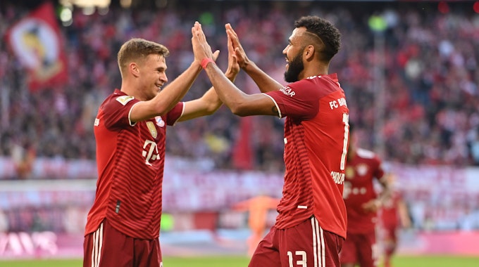 Die Bayern-Profis Eric Maxim Choupo-Moting und Joshua Kimmich feiern gemeinsam ein Tor.