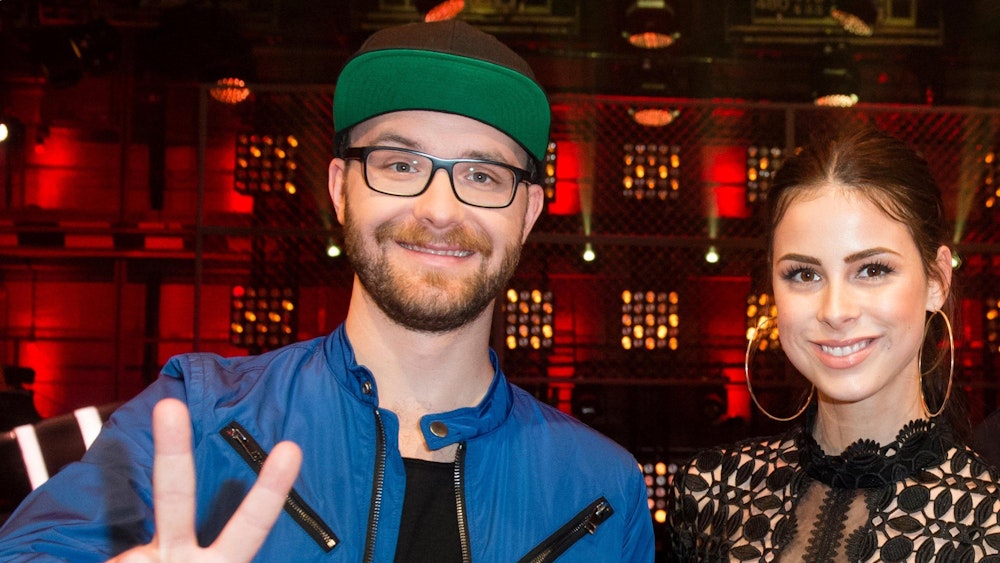 Der Sänger und Songwriter Mark Forster und Sängerin Lena Meyer-Landrut stehen während eines Fototermins für die vierte Staffel der Sat.1-Castingshow "The Voice Kids" zusammen.