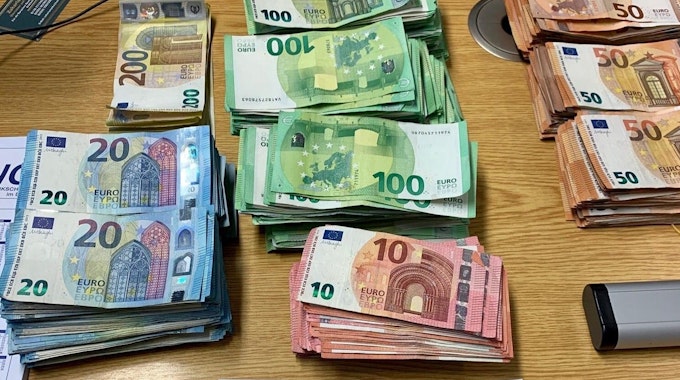 Sichergestellte Geldscheine liegen am 9. März 2021 auf einem Tisch bei der Polizei in Nettetal.