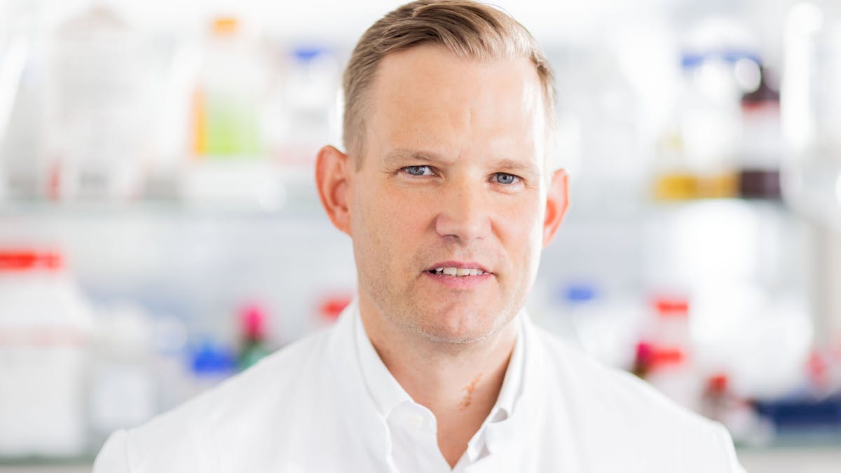 Hendrik Streeck, Direktor des Instituts für Virologie an der Uniklinik Bonn, steht am&nbsp;04.10.2021&nbsp;in einem Labor seines Institutes.