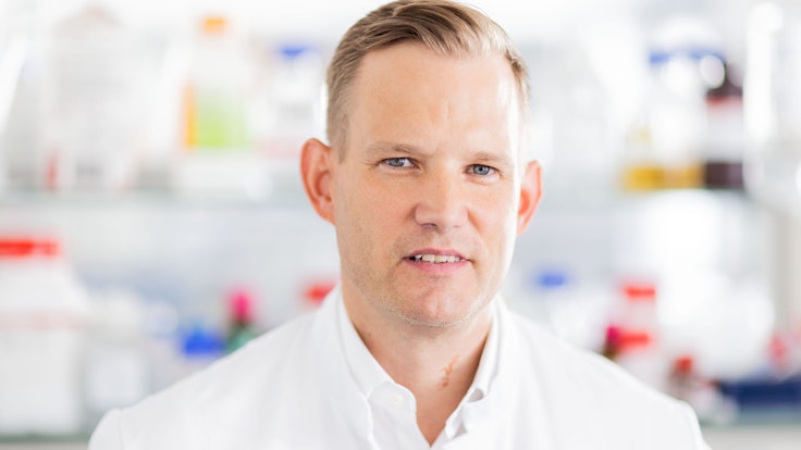 Hendrik Streeck, Direktor des Instituts für Virologie an der Uniklinik Bonn, steht am 04.10.2021 in einem Labor seines Institutes.