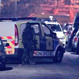 Bewaffnete Polizisten bei einem Tatort, nach einer Explosion im Liverpooler Frauenkrankenhaus.