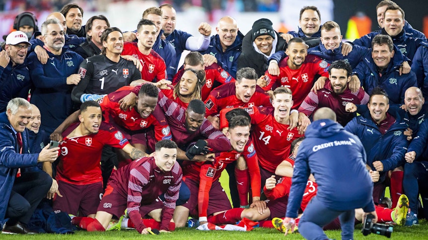 Die Schweizer Nationalmannschaft mit den Gladbach-Profis Yann Sommer und Denis Zakaria feiert am 15. November 2021 in Luzern nach einem 4:0 gegen Bulgarien die direkte Qualifikation zur WM 2022 in Katar. Die Spieler jubeln zusammen und lassen sich Fotografieren.