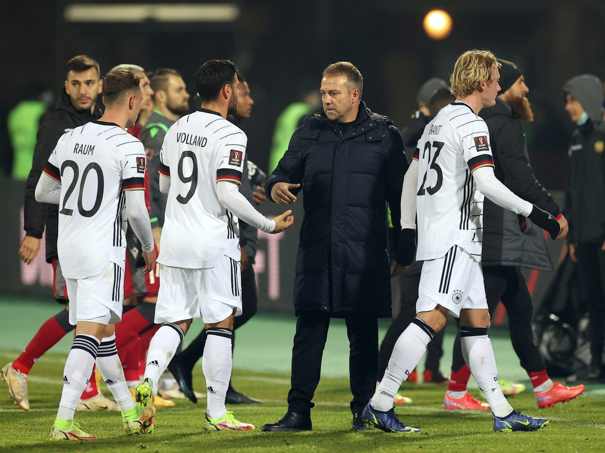 Bundestrainer Hansi Flick (M) bedankt sich nach dem Spiel bei der Mannschaft.