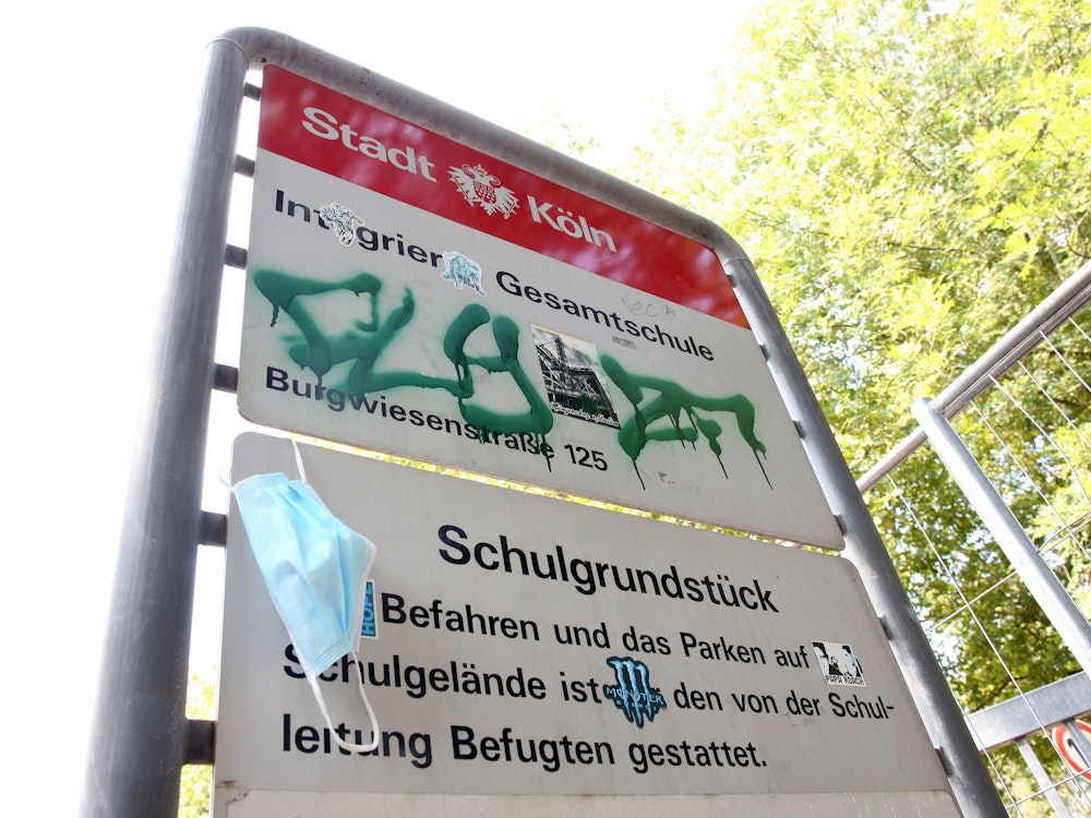 Schild der Stadt Köln über die Gesamtschule Holweide