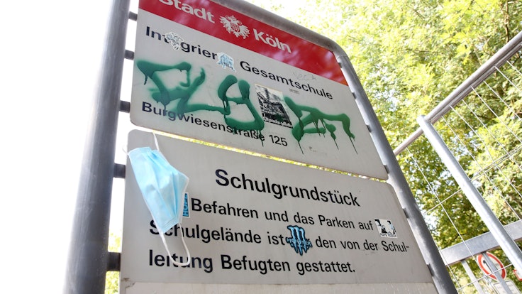 Schild der Stadt Köln über die Gesamtschule Holweide