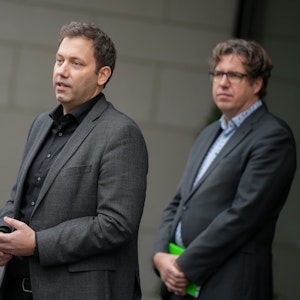 Lars Klingbeil (l), SPD-Generalsekretär, und Michael Kellner, Bundesgeschäftsführer von Bündnis 90/Die Grünen, geben am 16. November ein Pressestatement zum Stand der Koalitionsverhandlungen.