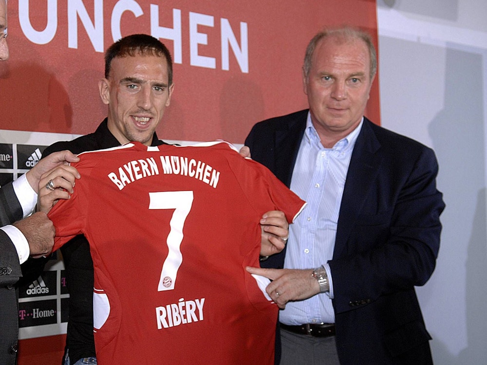 Franck Ribéry und Uli Hoeneß halten ein Bayern-Trikot mit Ribérys Namen und der Rückennummer 7 in die Kamera.