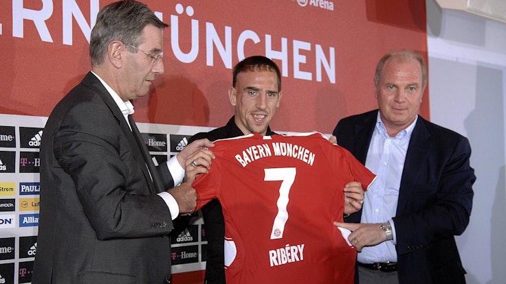 Franck Ribéry und Uli Hoeneß halten ein Bayern-Trikot mit Ribérys Namen und der Rückennummer 7 in die Kamera.