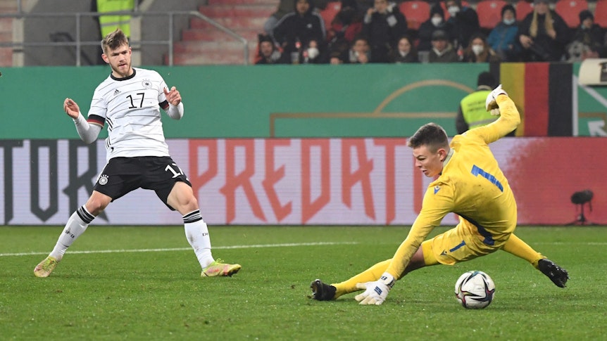 Jan Thielmann (l) erzielt gegen San Marinos Torwart Mirco de Angelis das Tor zum 4:0.