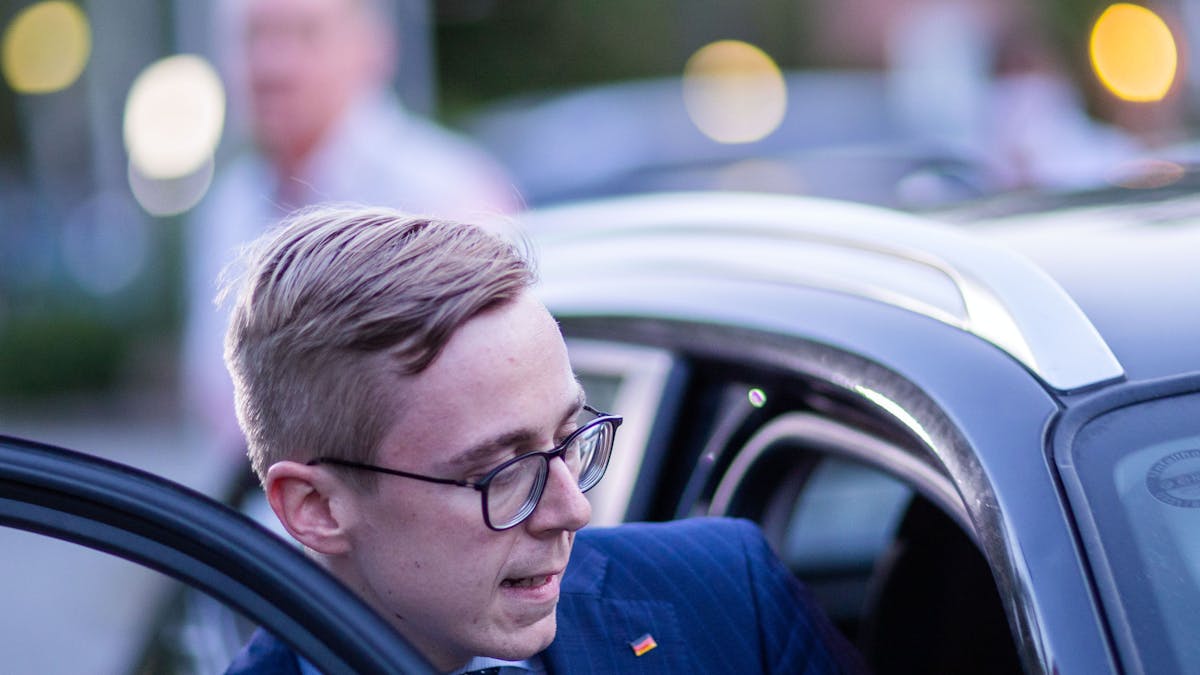 Der CDU-Politiker Philipp Amthor steigt nach der Sitzung des CDU-Kreisverbandes Ludwiglust-Parchim in ein Auto.