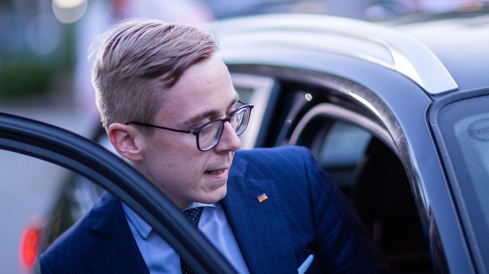 Der CDU-Politiker Philipp Amthor steigt nach der Sitzung des CDU-Kreisverbandes Ludwiglust-Parchim in ein Auto.
