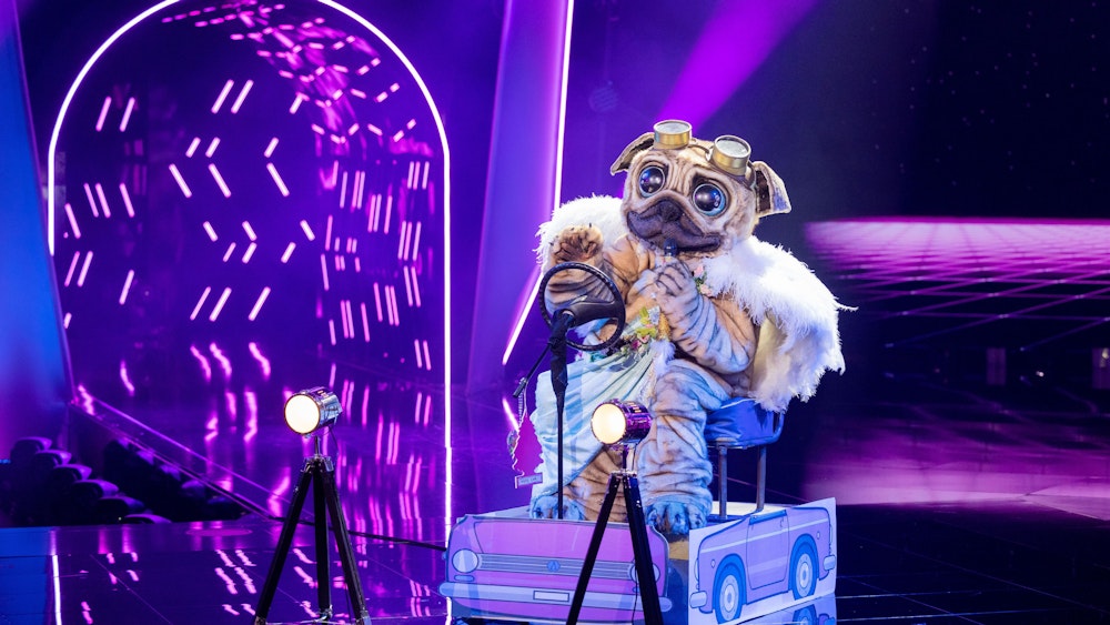 13.11.2021, Nordrhein-Westfalen, Köln: Die Figur Der Mops steht in der „ProSieben“-Show „The Masked Singer“ auf der Bühne.