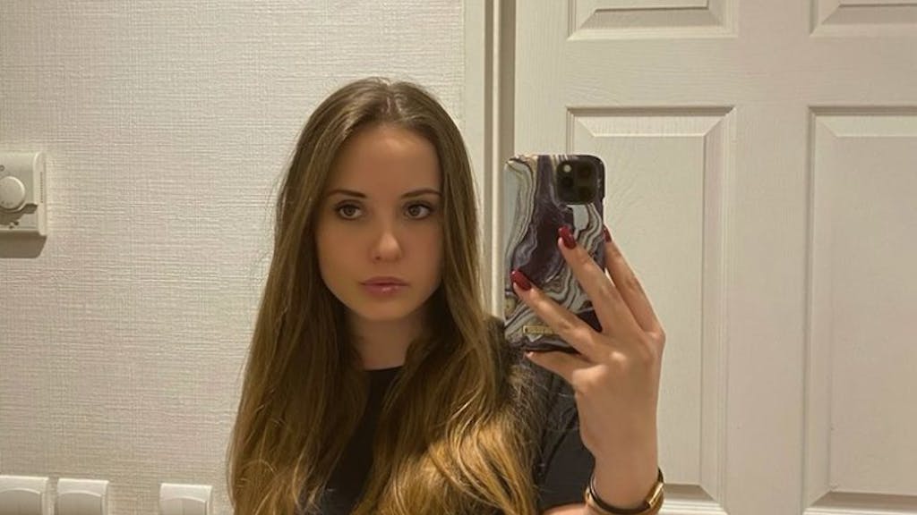 Tochter von Robert und Carmen Geiss, Davina Geiss auf einem Instagram-Foto vom 3. Februar 2020, in einem schwarzen T-Shirt vor einem Spiegel.&nbsp;