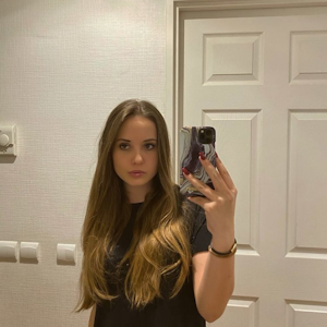 Tochter von Robert und Carmen Geiss, Davina Geiss auf einem Instagram-Foto vom 3. Februar 2020, in einem schwarzen T-Shirt vor einem Spiegel.