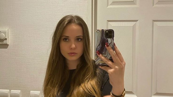 Tochter von Robert und Carmen Geiss, Davina Geiss auf einem Instagram-Foto vom 3. Februar 2020, in einem schwarzen T-Shirt vor einem Spiegel.