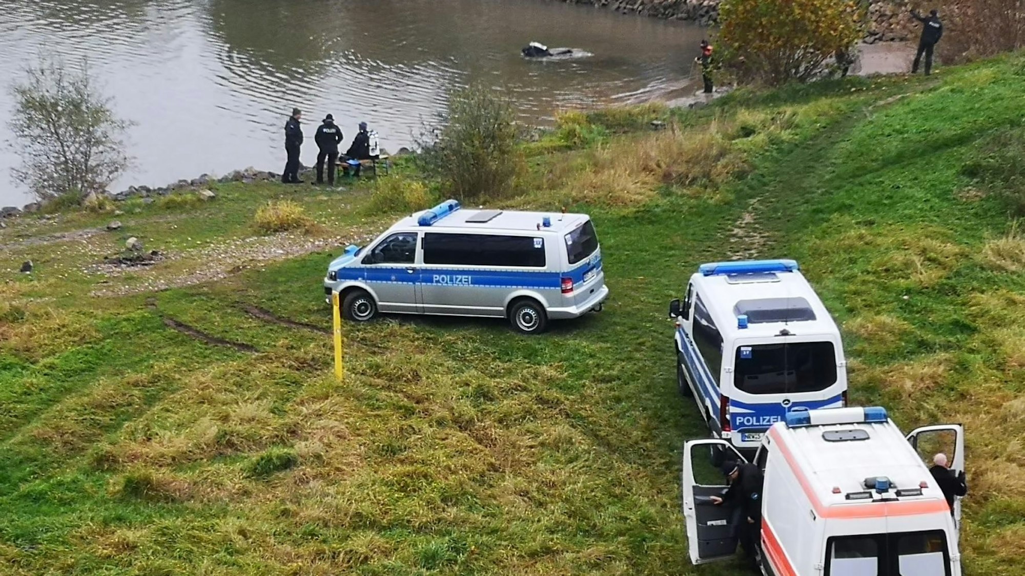 Polizeitaucher suchen an der Einfahrt zum Niehler Hafen nach Gegenständen, die im Zusammenhang mit einem Tötungsdelikt stehen.