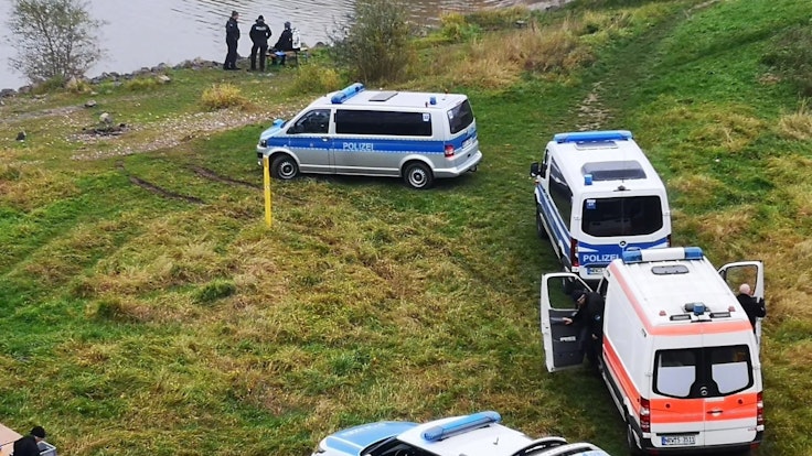 Polizeitaucher suchen an der Einfahrt zum Niehler Hafen nach Gegenständen, die im Zusammenhang mit einem Tötungsdelikt stehen.