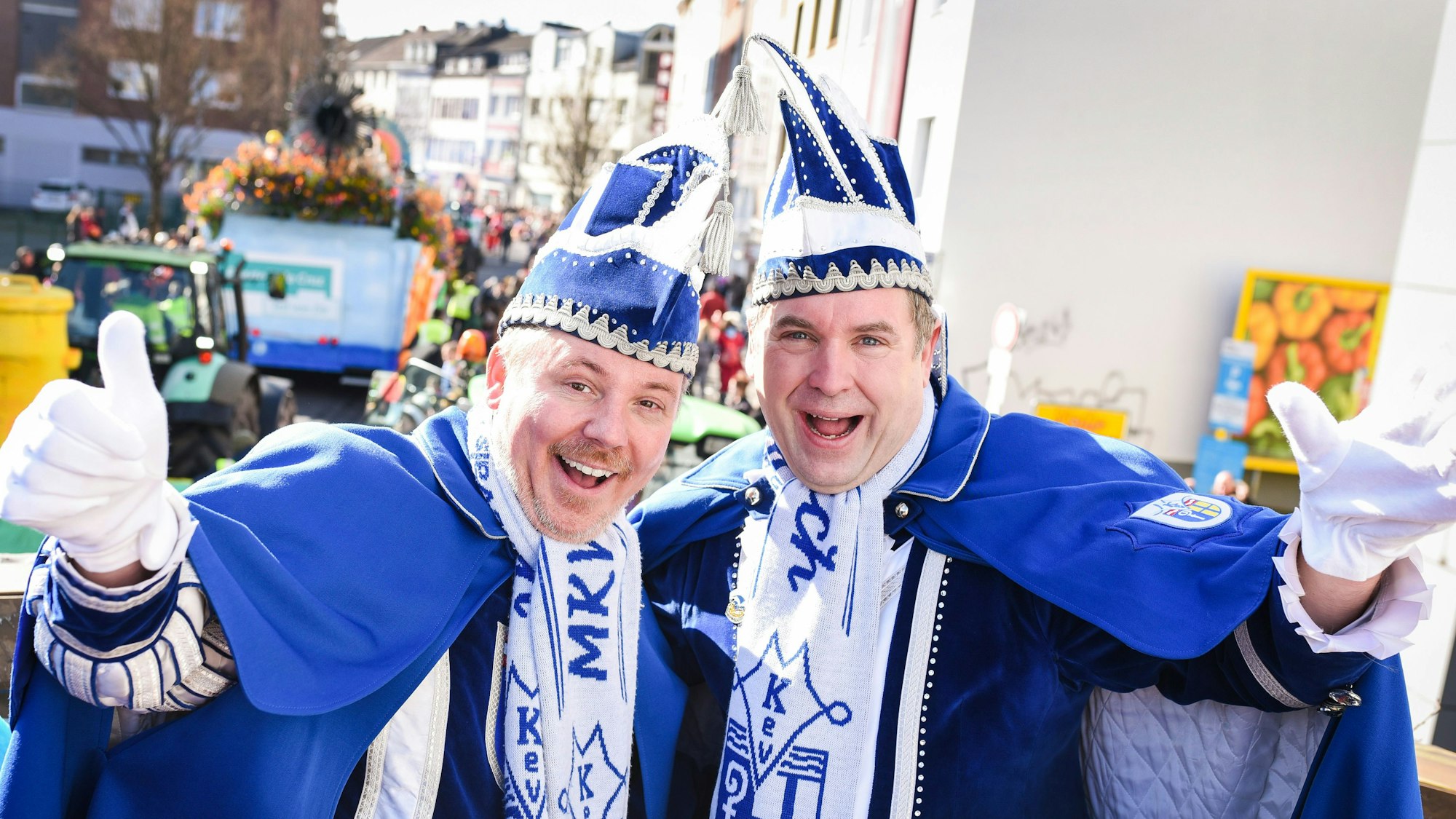 Das Prinzenpaar Axel Ladleif (l) und Thorsten Neumann beim Veilchendienstagszug in Mönchengladbach am 25. Februar 2020. Die Prinzenproklamation 2021 wurde auf das kommende Jahr verschoben.