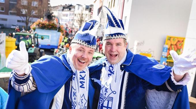 Das Prinzenpaar Axel Ladleif (l) und Thorsten Neumann beim Veilchendienstagszug in Mönchengladbach am 25. Februar 2020. Die Prinzenproklamation 2021 wurde auf das kommende Jahr verschoben.