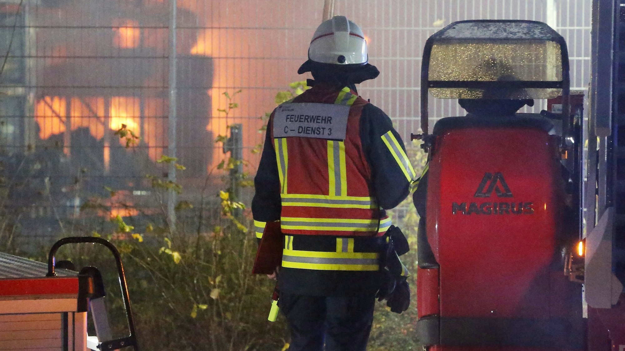 Die Feuerwehr bekämpft einen Großbrand in einer Lagerhalle in Bochum.