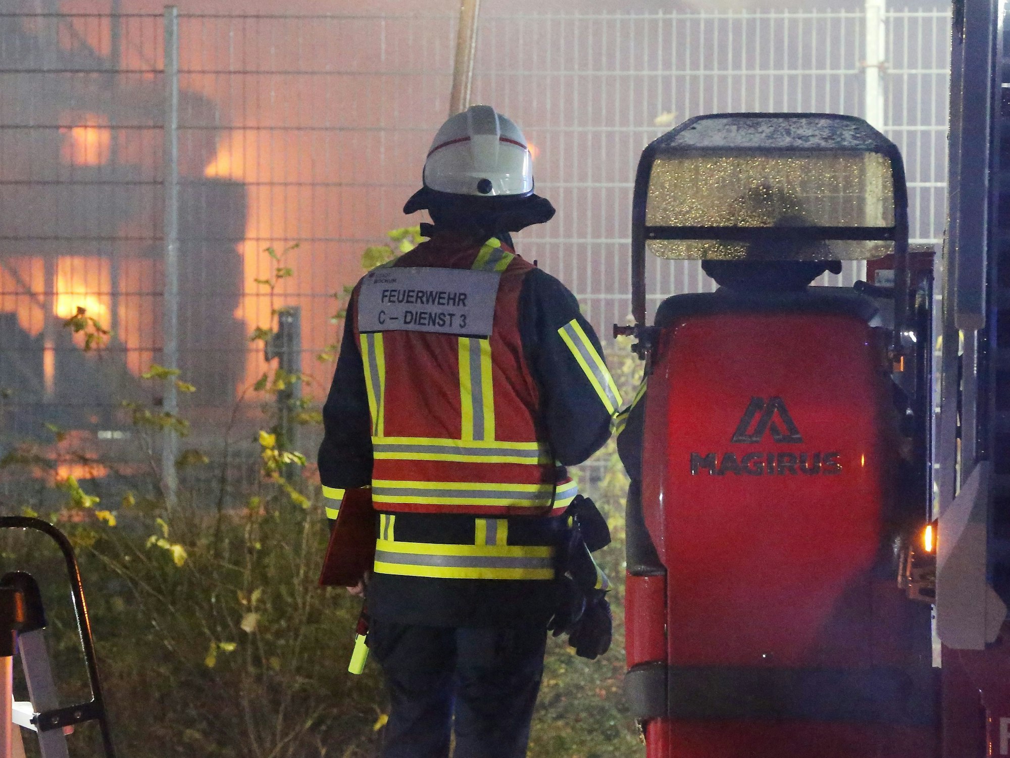 Die Feuerwehr bekämpft einen Großbrand in einer Lagerhalle in Bochum. Die Gewerbehalle einer Baumaschinen-Firma liegt nach Angaben der Polizei unmittelbar neben der Autobahn 40.Aufgrund der starken Rauch- und Flammenentwicklung wurde die Autobahn in Fahrtrichtung Dortmund gesperrt.