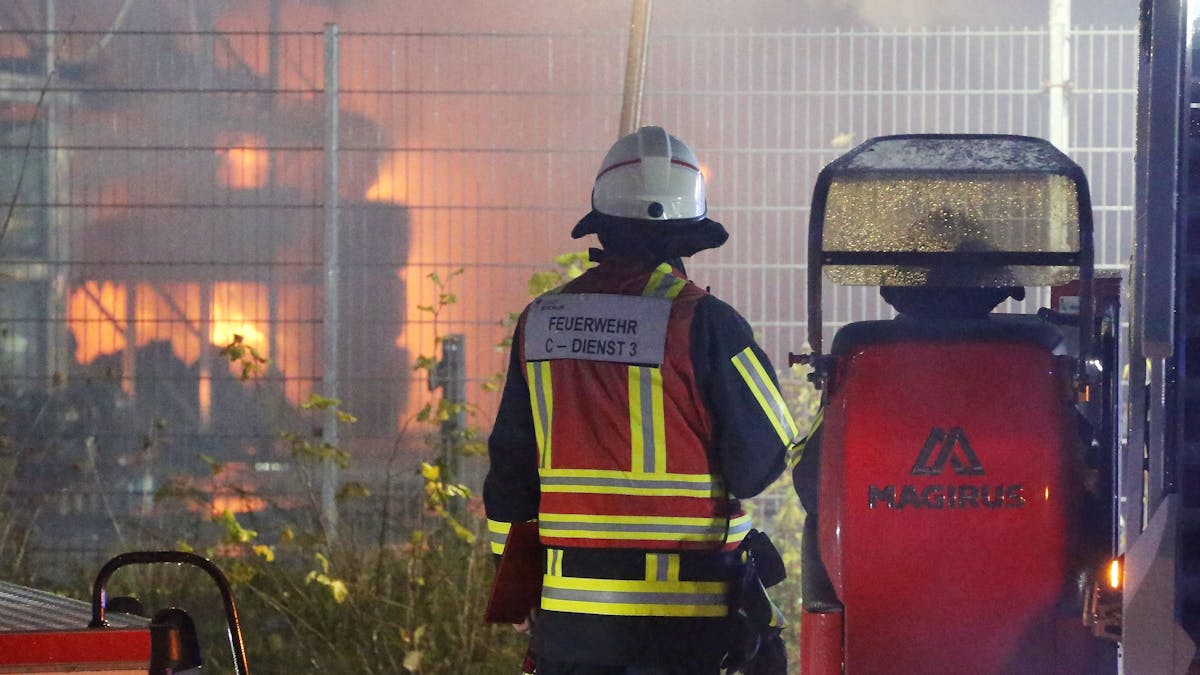 Die Feuerwehr bekämpft einen Großbrand in einer Lagerhalle in Bochum. Die Gewerbehalle einer Baumaschinen-Firma liegt nach Angaben der Polizei unmittelbar neben der Autobahn 40.&nbsp;Aufgrund der starken Rauch- und Flammenentwicklung wurde die Autobahn in Fahrtrichtung Dortmund gesperrt.&nbsp;