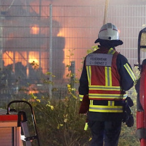 Die Feuerwehr bekämpft einen Großbrand in einer Lagerhalle in Bochum. Die Gewerbehalle einer Baumaschinen-Firma liegt nach Angaben der Polizei unmittelbar neben der Autobahn 40. Aufgrund der starken Rauch- und Flammenentwicklung wurde die Autobahn in Fahrtrichtung Dortmund gesperrt.