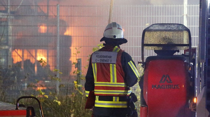 Die Feuerwehr bekämpft einen Großbrand in einer Lagerhalle in Bochum. Die Gewerbehalle einer Baumaschinen-Firma liegt nach Angaben der Polizei unmittelbar neben der Autobahn 40. Aufgrund der starken Rauch- und Flammenentwicklung wurde die Autobahn in Fahrtrichtung Dortmund gesperrt.