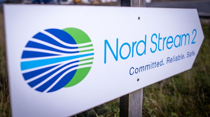 Ein Wegweiser steht vor der Erdgasempfangsstation der Ostseepipeline Nord Stream 2.