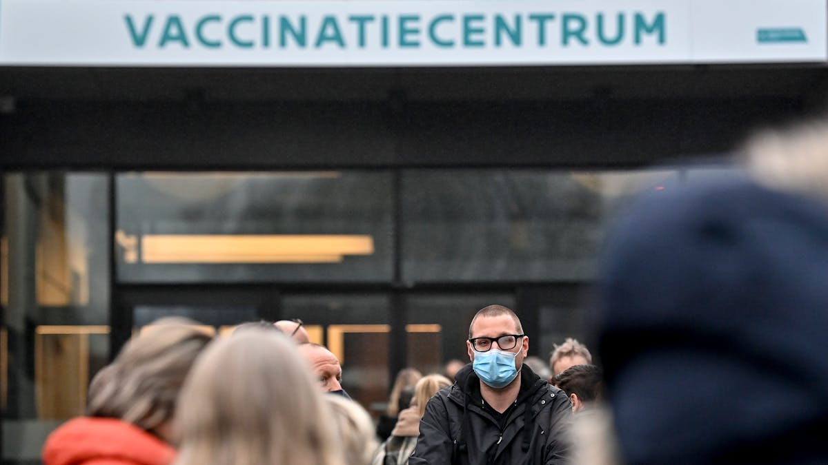 Auf dem Foto (aufgenommen am 1. Februar 2021) sieht man Menschen in Belgien vor einem Impfzentrum stehen.&nbsp;