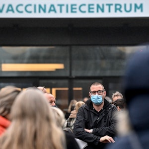 Auf dem Foto (aufgenommen am 1. Februar 2021) sieht man Menschen in Belgien vor einem Impfzentrum stehen.